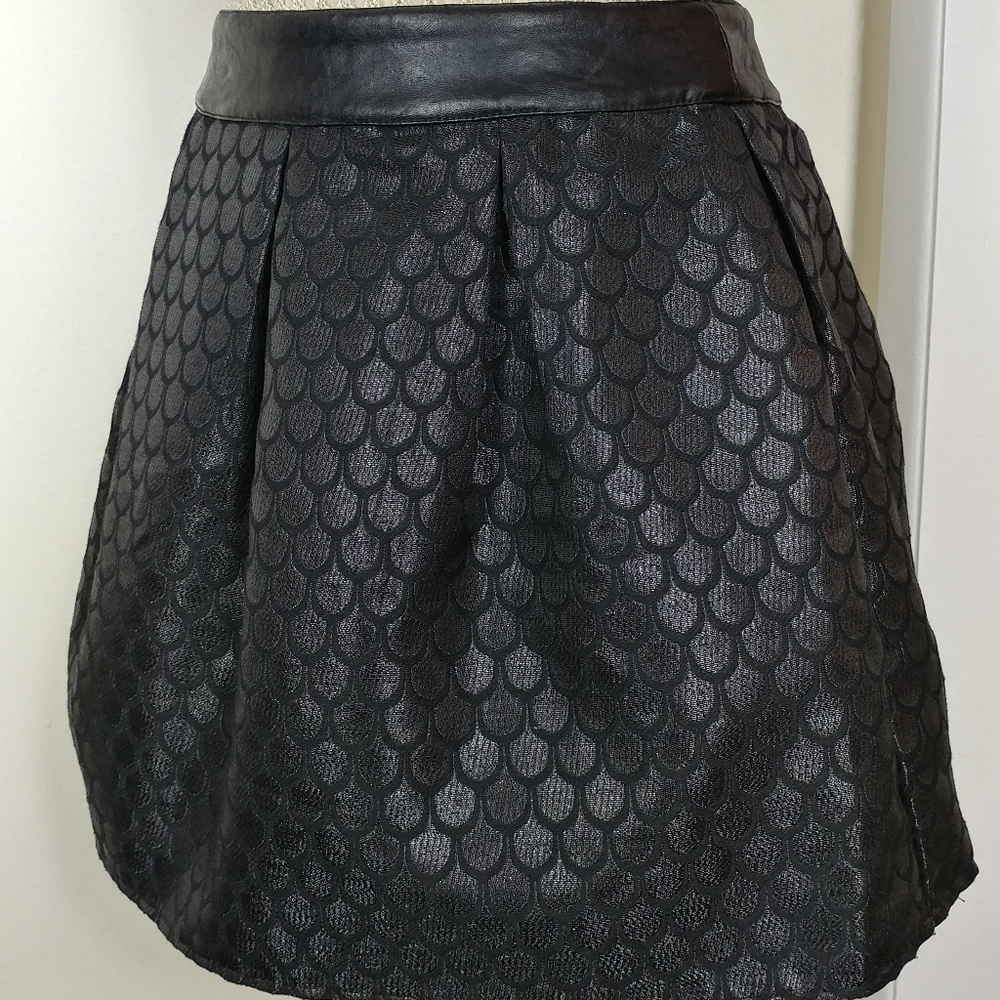 Black Metallic Textured Bubble Skirt - Women - Picture 3 of 9